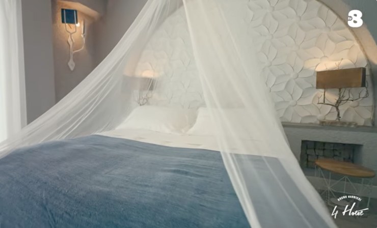 letto con parete a nicchia e zanzariera tenda