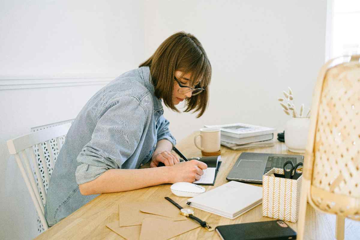 Una ragazza al lavoro su una scrivania 