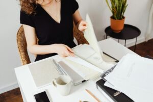 Una ragazza che sfoglia un libro seduta a una scrivania