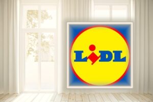 Finestra con tende e logo LIDL