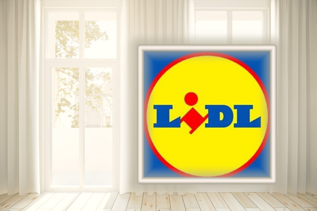 Finestra con tende e logo LIDL