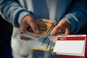 Donna conta soldi calendario ottobre