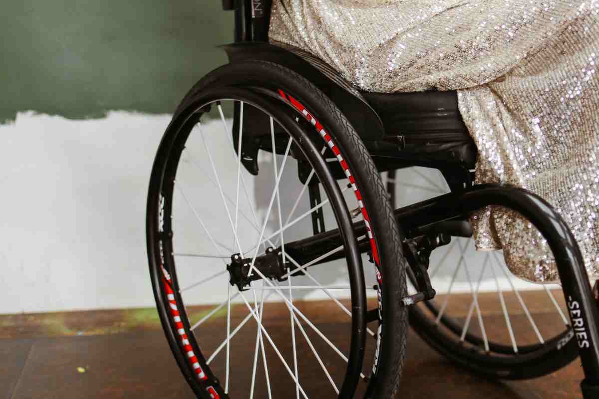Un particolare di una donna seduta su una sedia a rotelle