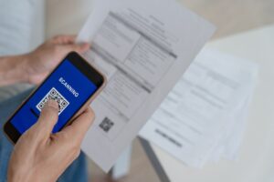 Persona che inquadra il QR code in bolletta
