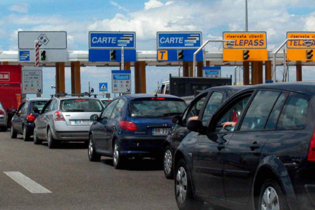 Auto in fila al casello