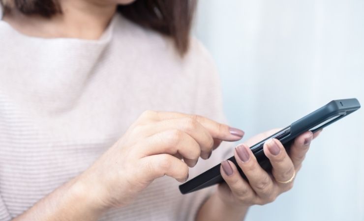 Donna usa smartphone