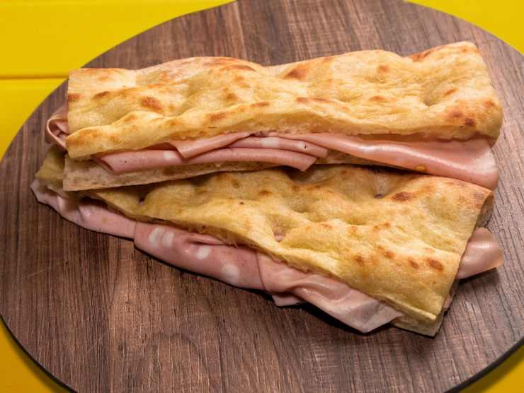focaccia farcita con mortadella