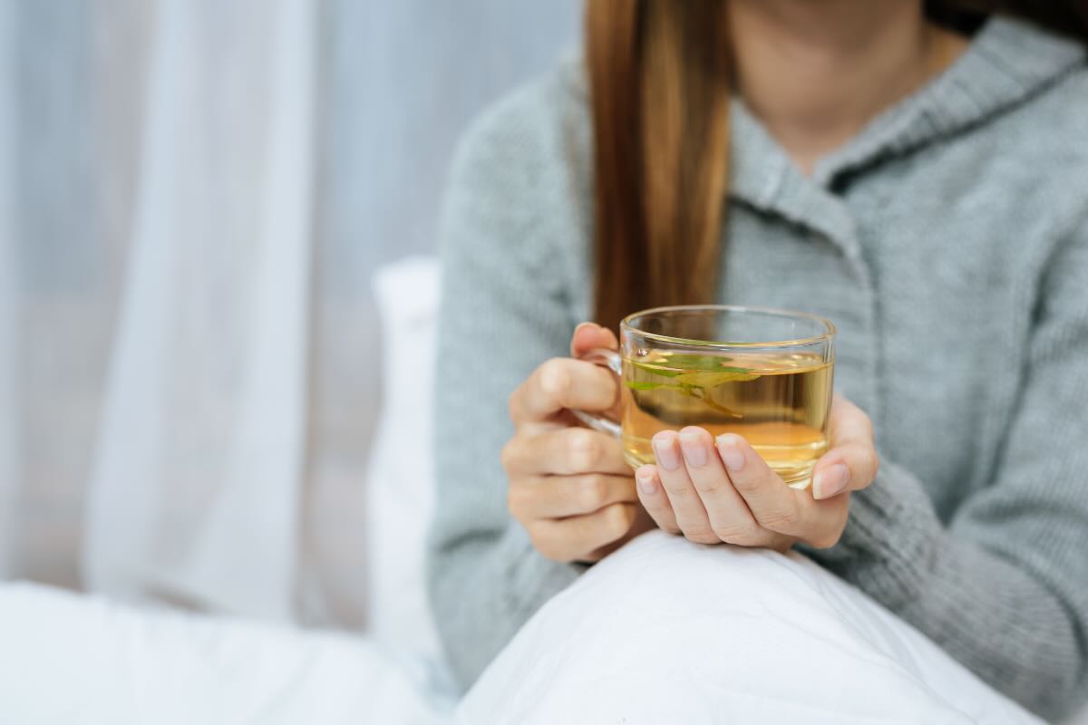 donna che beve tisana