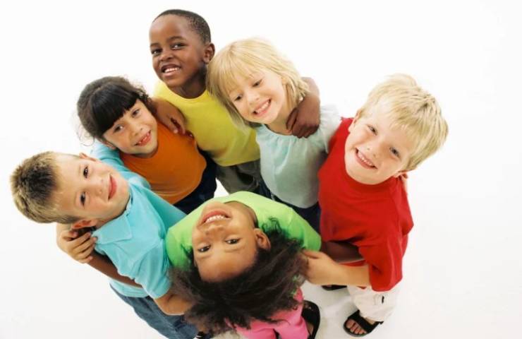 bambini abbracciati e felici