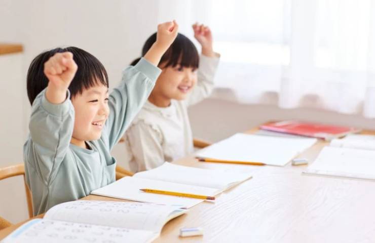 Bambini esultano per il bonus