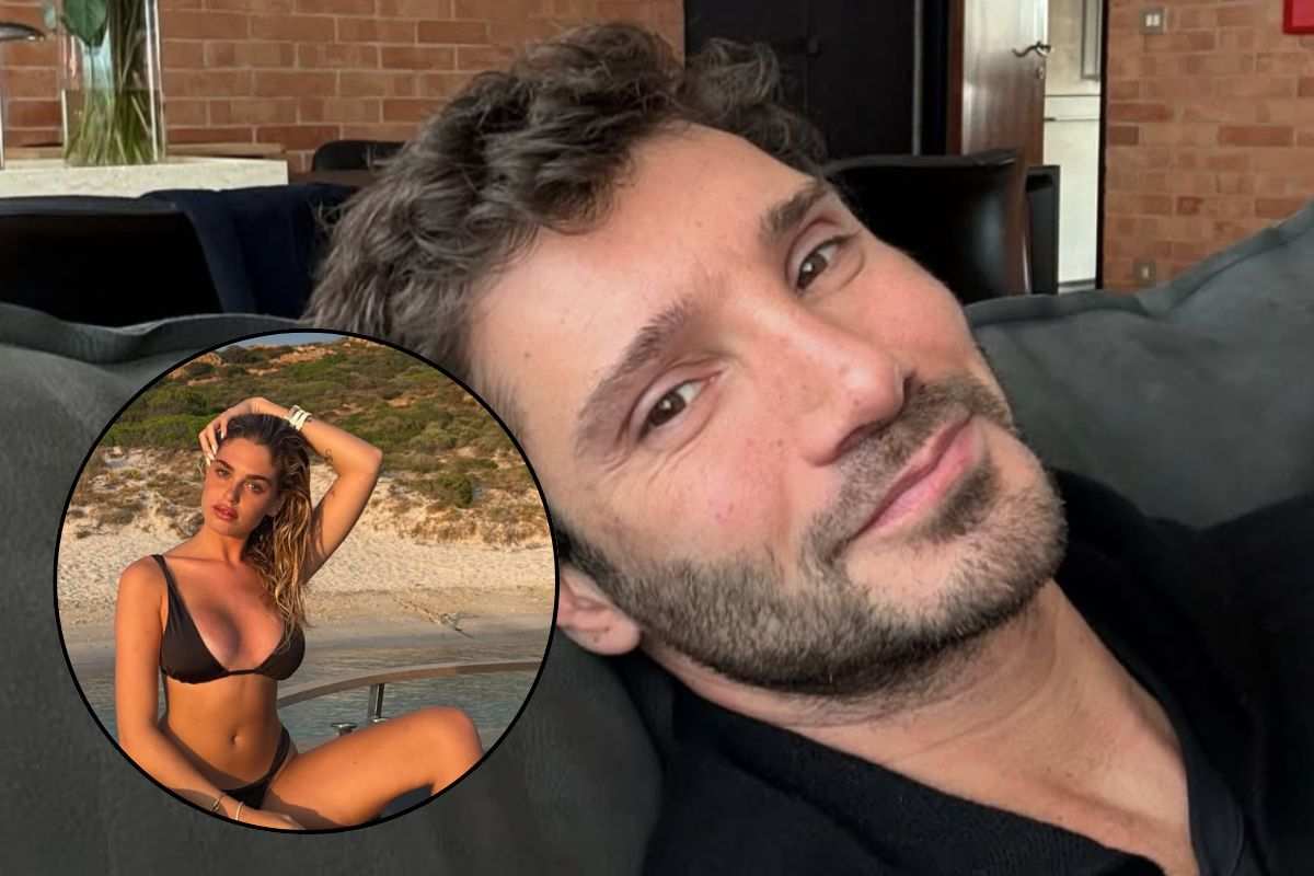 Stefano De Martino si rilassa sul divano di casa