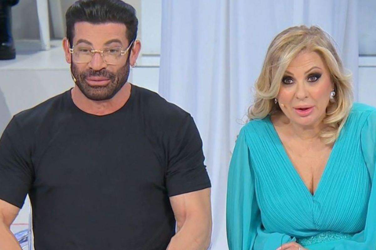 Tina Cipollari e Gianni Sperti commentano cosa succede in studio