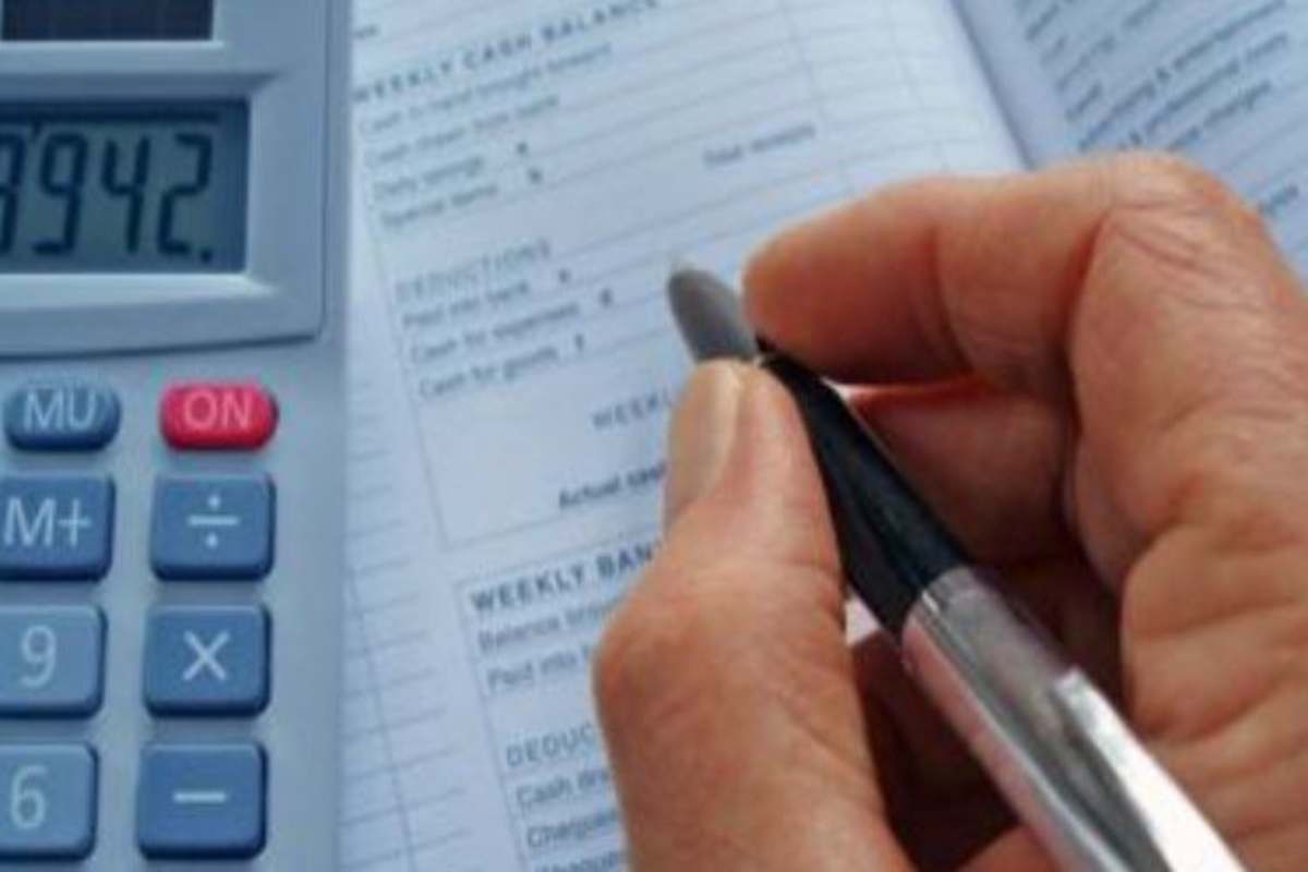 persona fa i conti del bilancio familiare