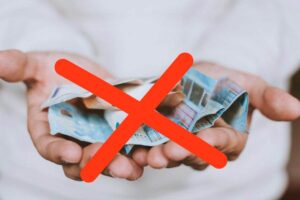 Una grossa x sopra delle banconote