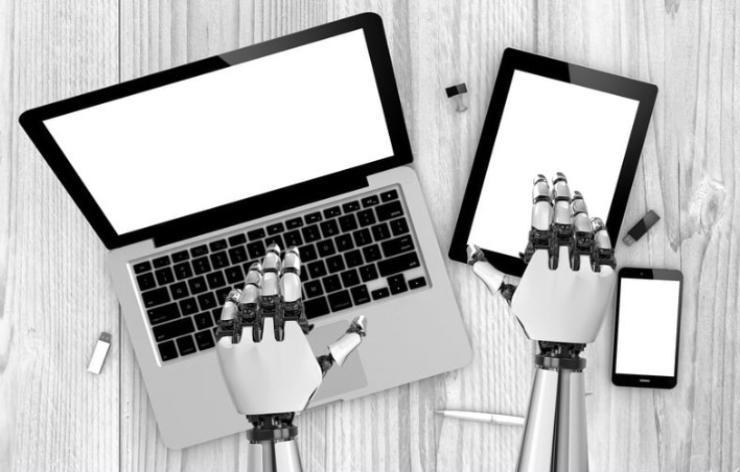 mani di Robot IA su pc e tablet