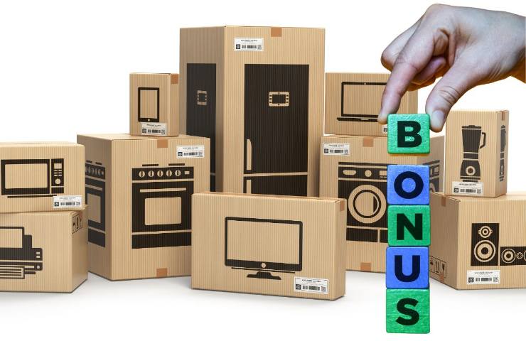 Scatoloni con elettrodomestici nuovi con logo bonus