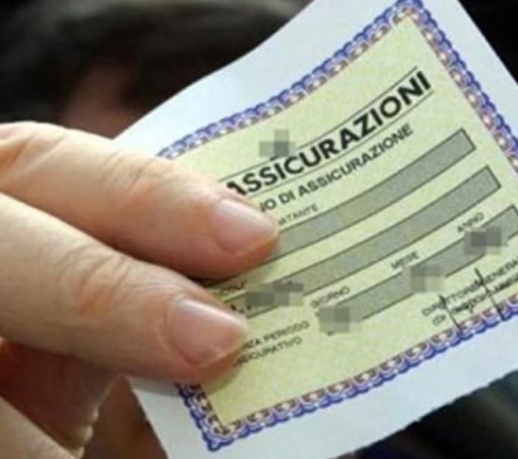 Assicurazione e auto non intestata: chi paga?