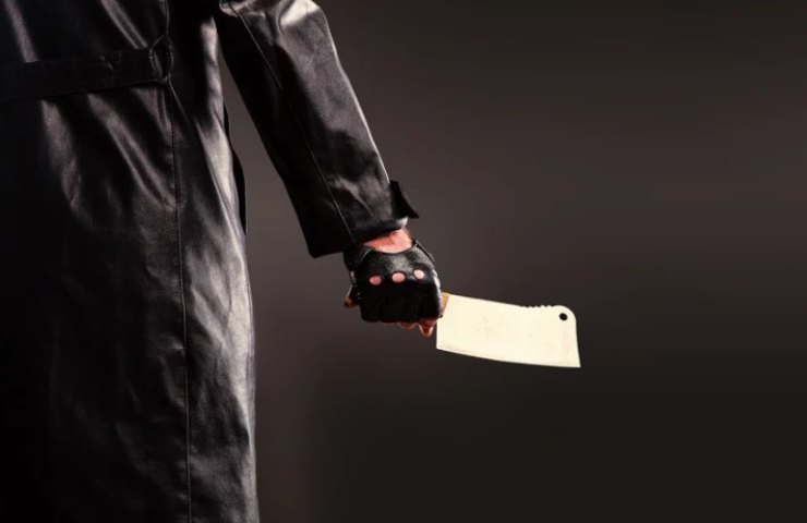 Uomo con una mannaia