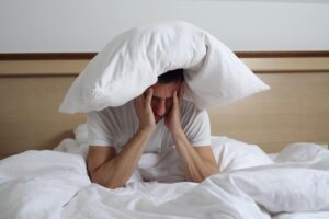 uomo con cuscino in testa