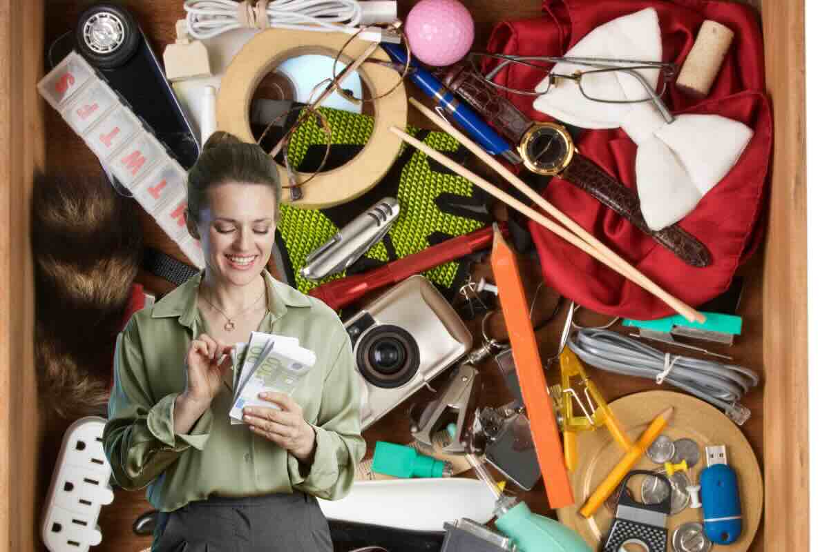 donna con soldi e cassetto pieno di oggetti