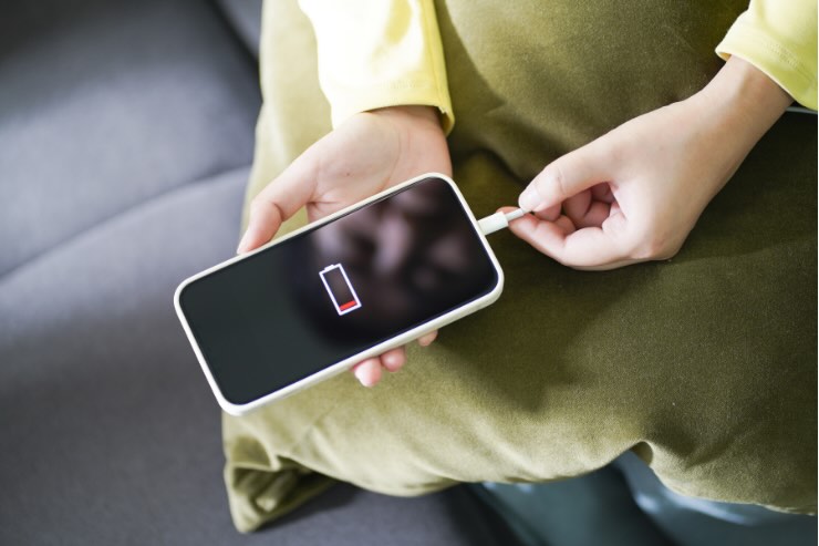 persona che mette a caricare smarphone