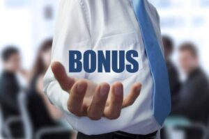 Uomo tiene in mano la scritta bonus