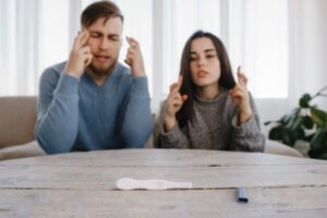 coppia speranzosa attende l'esito del test di gravidanza