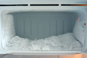 freezer pieno di ghiaccio