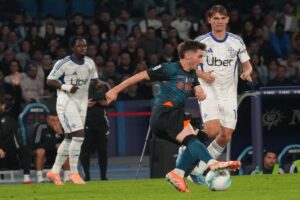 giocatori che giocano a calcio