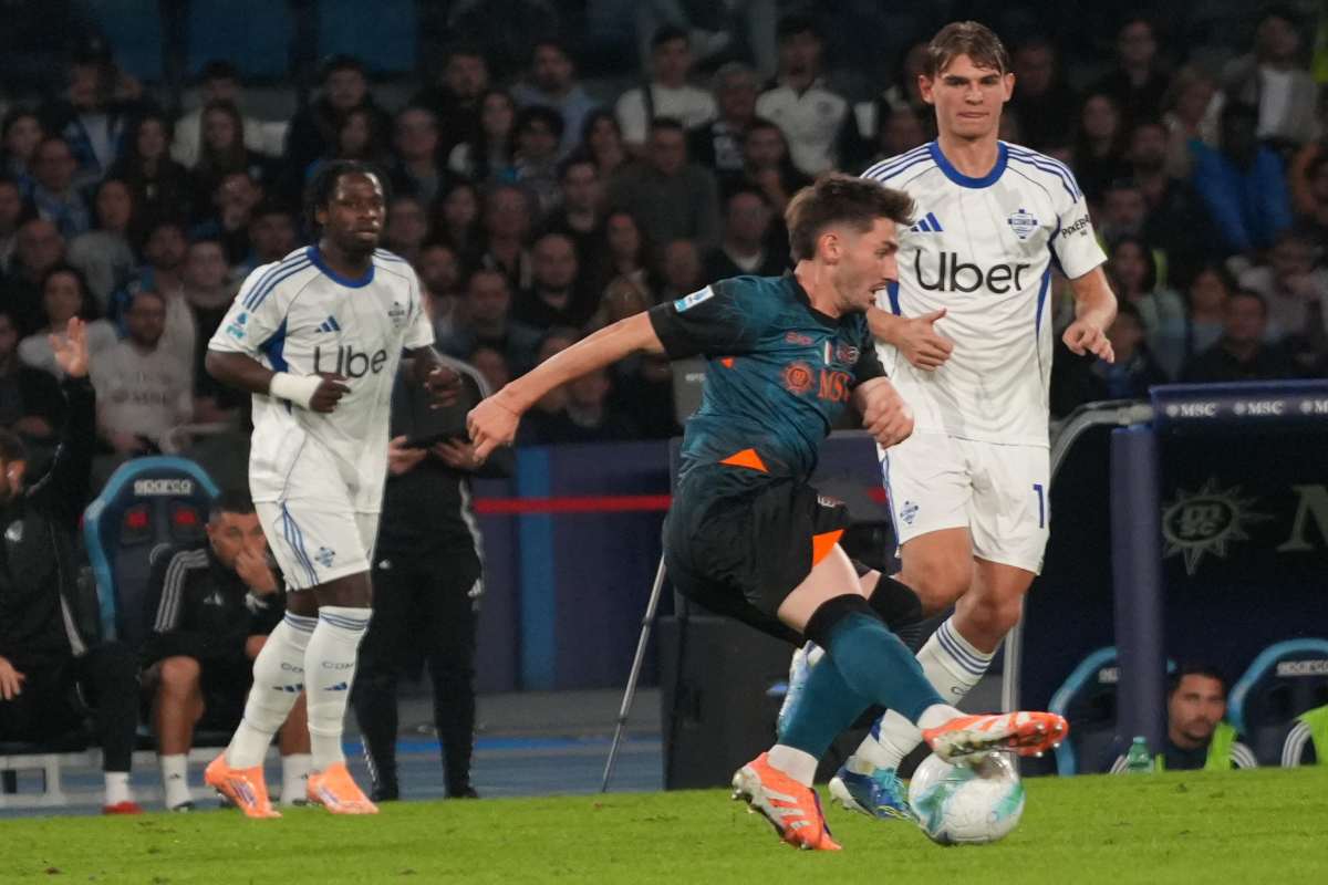 giocatori che giocano a calcio 