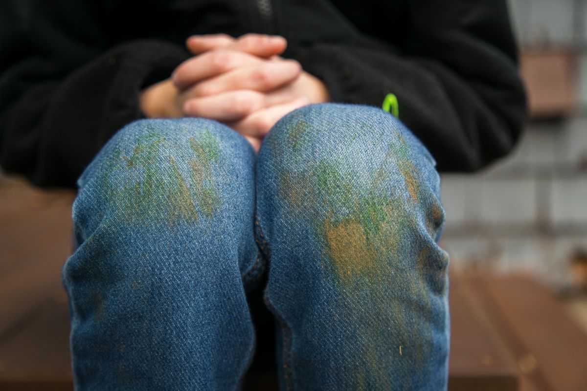 Eliminare le macchie di erba dai jeans: il metodo efficace