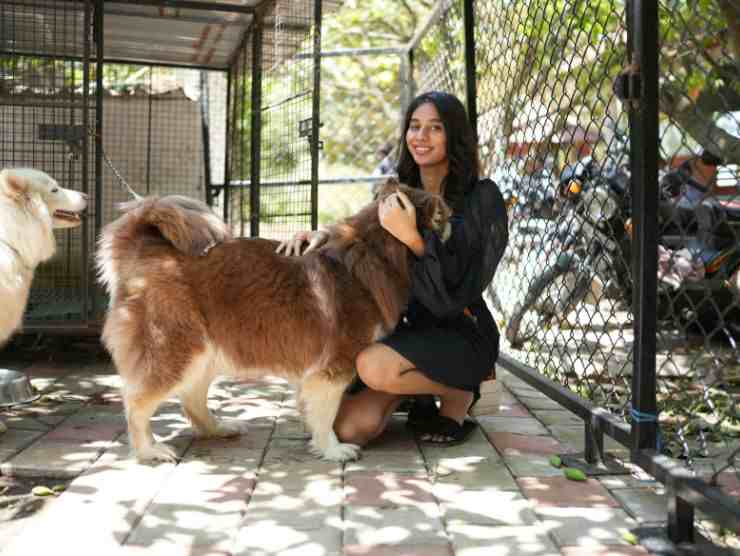 donna che accarezza un cane