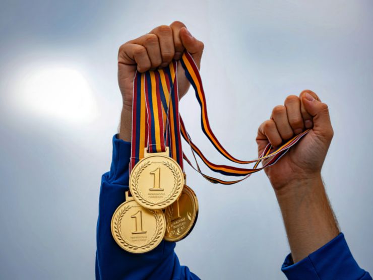 mano che mantiene medaglie