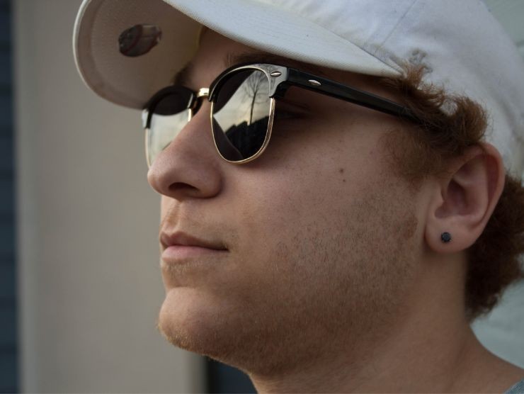 ragazzo con occhiali da sole