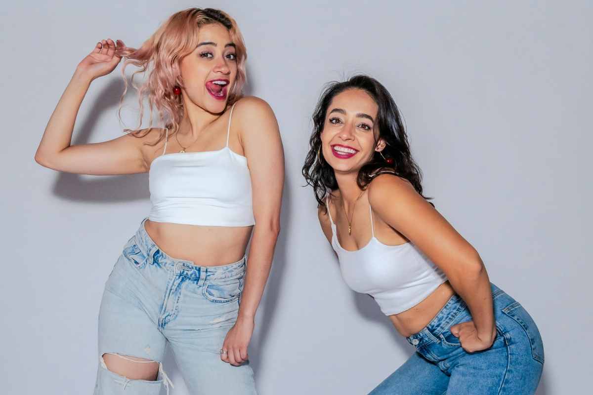 due ragazze coi jeans