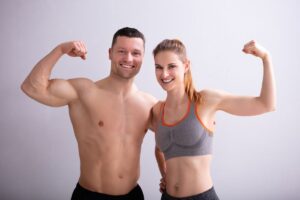 uomo e donna che mostrano i loro muscoli