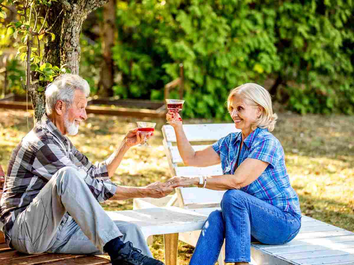 coppia di anziani beve vino