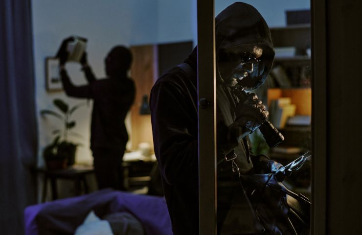 ladri in casa che controllano oggetti