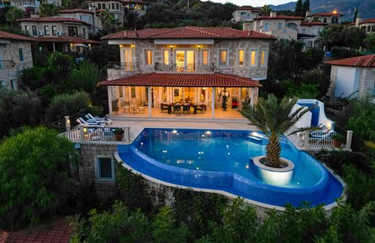 villa con piscina vista dall'alto