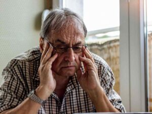 uomo anziano preoccupato