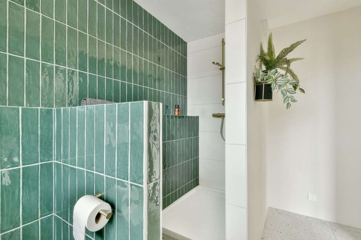 bagno con piastrelle verdi