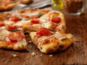 una pizza con pomodoro su un tagliere