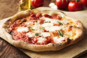 pizza margherita nel piatto