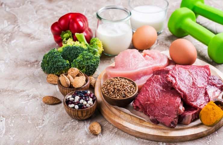 diversi alimenti salutari su tagliere di legno