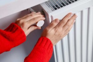 donna tocca termosifoni